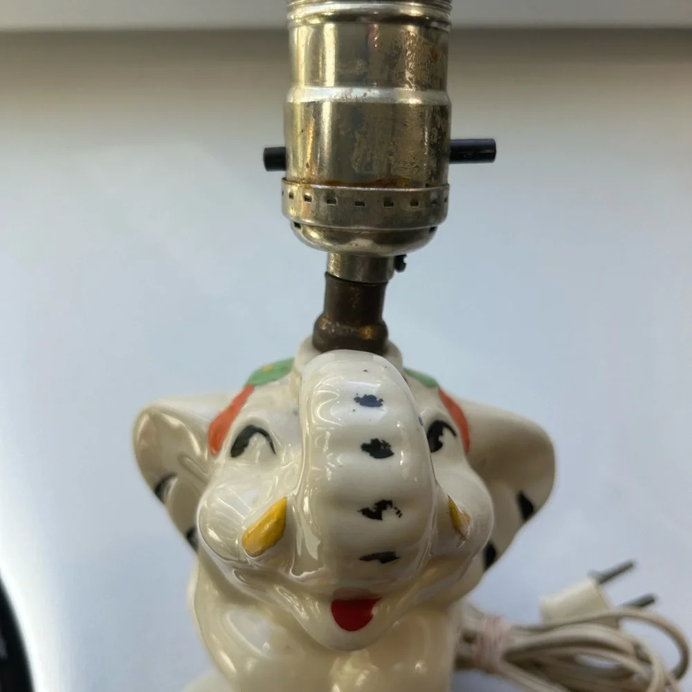 Vintage Shawnee ceramic circus elephant w/ ball white/yellow electric lamp